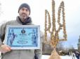 Національний рекорд України: Десантник створив семиметровий тризуб із дідухів