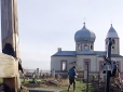 Росіяни спалили кладовище, священик пішов на фронт: Історія села, яке знищує армія Путіна (відео)