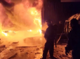 У російському Петербурзі вночі спалахнула  потужна пожежа (відео)