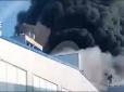 Перед цим місцеві чули вибух: У Ростовській області РФ палає поліефірний завод (відео)
