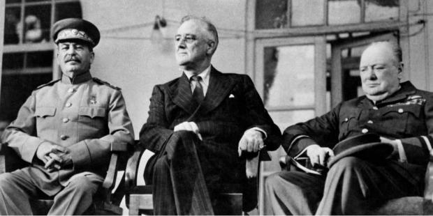 Сталін, Рузвельт і Черчилль на портику посольства СРСР під час Тегеранської конференції
