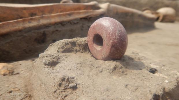 Біля Києва археологи знайшли старовинні поховання зі зброєю і коштовностями