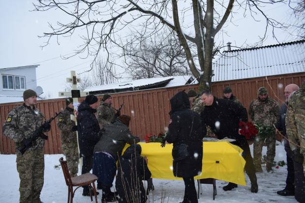 На Чернігівщині попрощалися з льотчиком, який скерував свій підбитий штурмовик на ворожу колону  фото 2