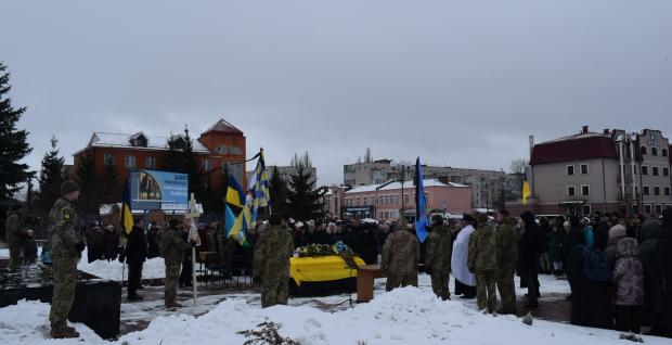 На Чернігівщині попрощалися з льотчиком, який скерував свій підбитий штурмовик на ворожу колону  фото 3