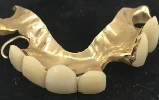 Зубні протези Вінстона Черчилля