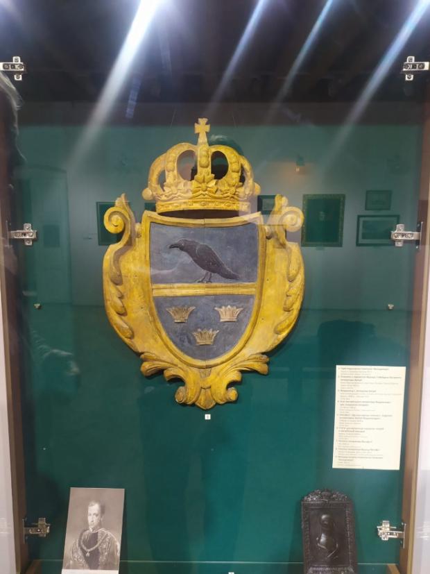  Автентичний експонат за склом музейної вітрини - герб Галичини часів Австро-Угорської монархії