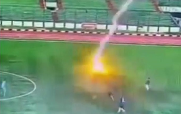 В Індонезії блискавка вдарила футболіста під час матчу