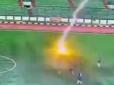 Трагедія на полі: В Індонезії блискавка вразила футболіста під час матчу (відео)