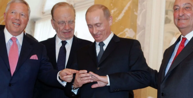 Путін приміряє перстень Крафта. Фото:Коммерсант
