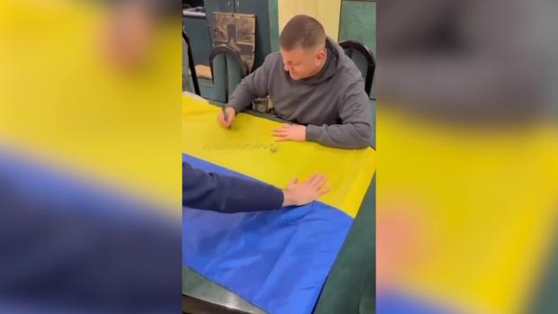 Залужний підписав прапор України, який розіграє Міккі Рурк