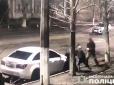 Підбігли ззаду та вдарили цеглиною по голові: У Києві двоє чоловіків пограбували військового (відео)