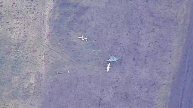 Макети баражуючих боєприпасів типу “Ланцет” на позиціях. Фото: зовнішній пілот