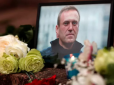 З величезними пересторогами правлячого режиму у Москві поховали Олексія Навального. Зібралось кілька тисяч людей. Удова та діти не були присутні на церемонії (відео)