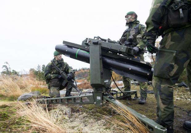 Шведський легкий переносний протикорабельний ракетний комплекс малої дальності. RBS 17. В Україні він також використовують по наземних цілях 