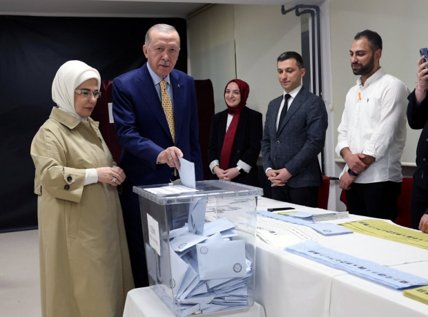 Реджеп Ердоган та його дружина Еміне голосують на виборах мера Стамбула