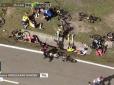 Імениті велогонщики потрапили в моторошну аварію під час змагання (відео)