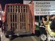 Водію загрожує серйозна кара: У Києві затримали чоловіка з оленями в салоні мікроавтобуса, одна тварина померла (фото)