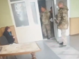 Новий скандал із ТЦК: На Хмельниччині активістка справила малу потребу у військкоматі (відео)