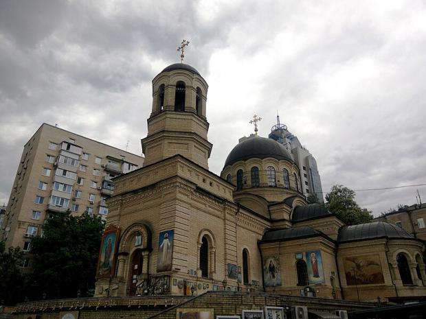 Так виглядає сучасна церква з Архангелом Михаїлом, покровителем Києва. 