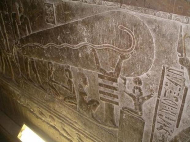 "Лампочка" на барельєфі зі Стародавнього Єгипту