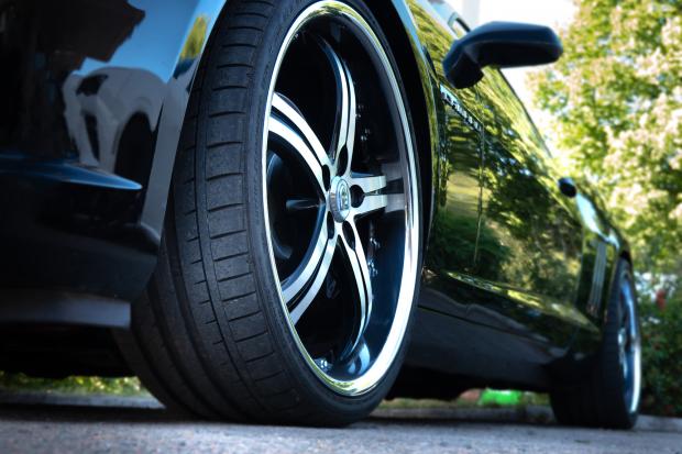 Що впливає на швидке зношування шин в авто: як виявити та усунути причину