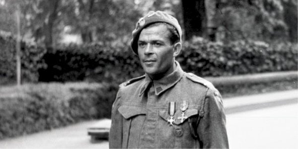 Стрілець Василь Циквас під час нагородження Військовим хрестом з мечем, вищої нагороди Норвегії за доблесть, 27 липня 1942 року