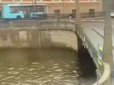 Автобус із пасажирами впав у річку в Петербурзі й повністю затонув: Момент потрапив на відео
