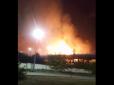 Ще один НПЗ окупантів не праюцюватиме? На Луганщині пролунали вибухи і спалахнула масштабна пожежа (відео)