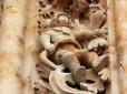 Ніяк не схожий на середньовічного ідальго в латах: Фахівці розкрили таємницю скульптури чоловіка в скафандрі, котрий вражає відвідувачів іспанського собору XVI століття