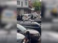 Поліція прибула швидко: В Ужгороді чоловік погрожував вибухом у приміщенні банку (відео)