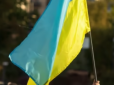 У Ризі двоє туристів напідпитку зірвали і викинули прапор України - їх затримали