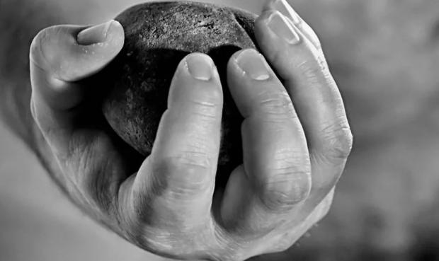 Не жбурляйте камінь у спину та не кладіть його собі на серце