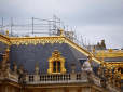 Виривалися стовпи диму: У Версальському палаці спалахнула пожежа (відео)