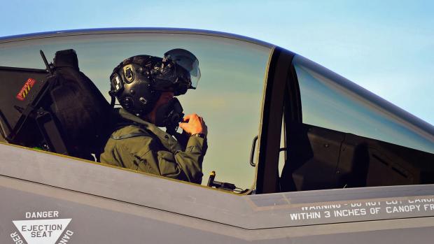 Шолом Collins Aerospace HMDS Gen 3 за $400 000 робить винищувач F-35 «прозорим» для пілота 