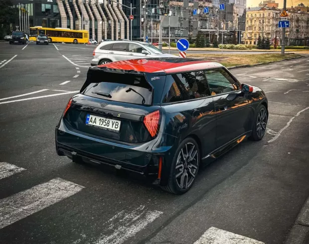 Mini Cooper SE стартує до сотні за 6,7 с