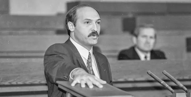 Лукашенко дає присягу президента народу Білорусі, 1994 рік