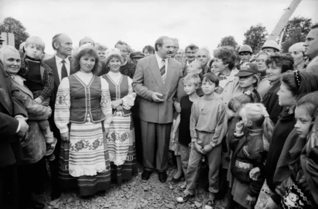 Олександр Лукашенко з виборцями 1994 року