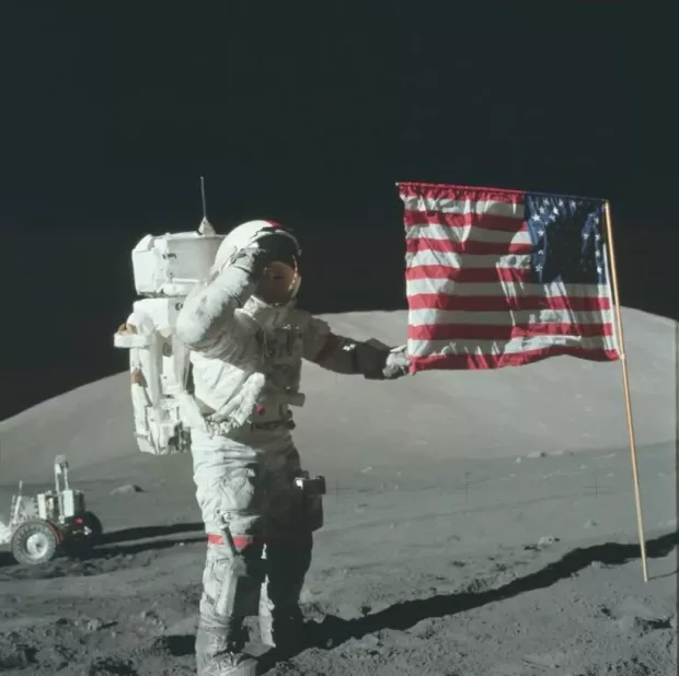 Прапор США на Місяці, встановлений астронавтами місії "Аполлон-17"