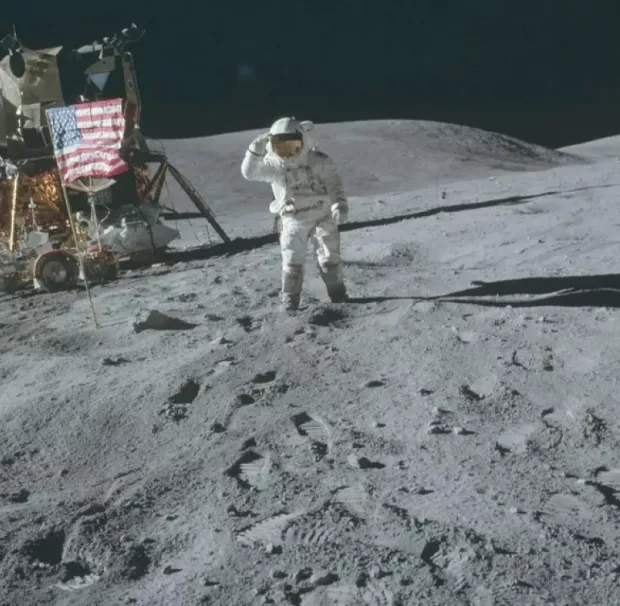 Прапор США на Місяці, встановлений астронавтами місії "Аполлон-16"