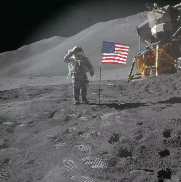 Прапор США на Місяці, встановлений астронавтами місії "Аполлон-15"