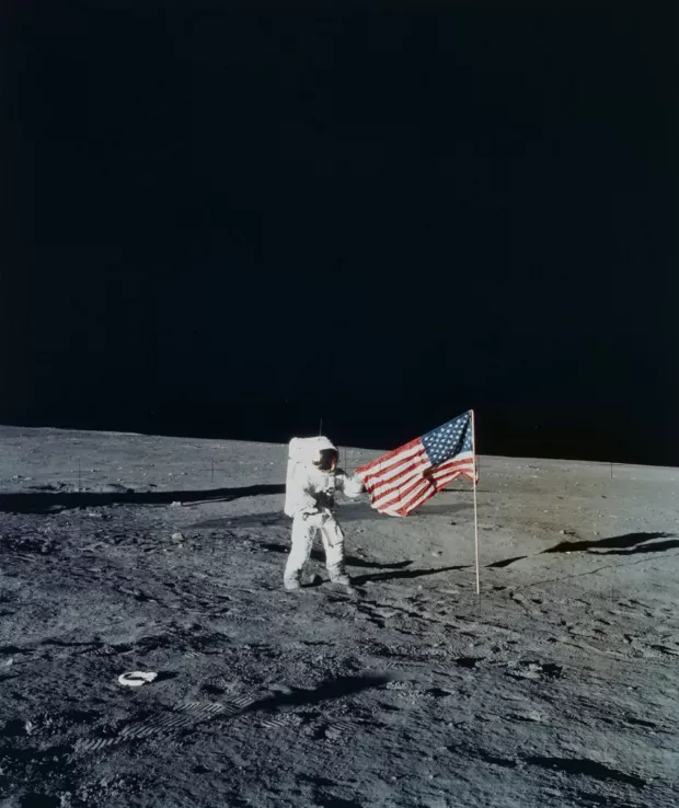 Прапор США на Місяці, встановлений астронавтами місії "Аполлон-12"