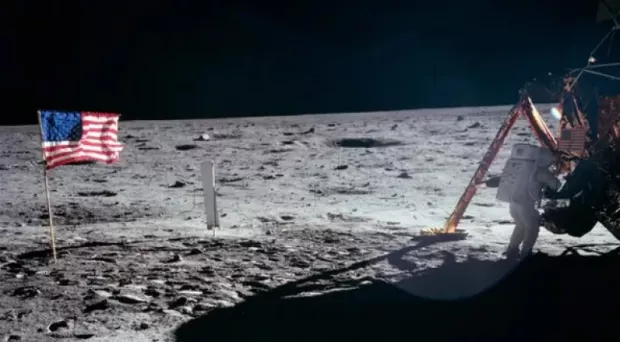 Перший прапор на Місяці, встановлений астронавтами місії "Аполлон-11"