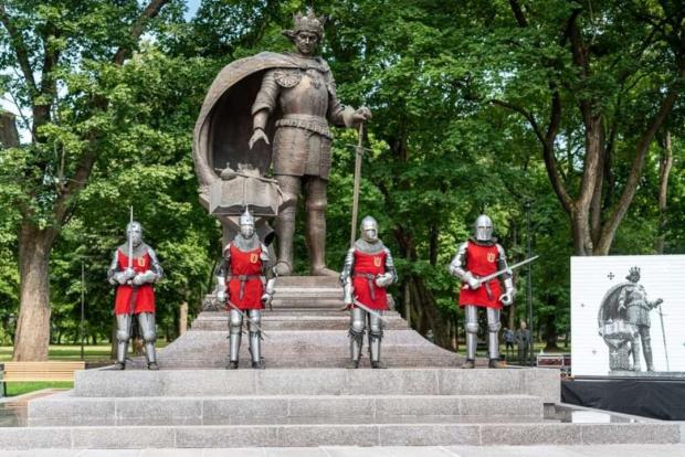 Під час церемонії відкриття пам’ятника. Фото надане Олесем Сидоруком