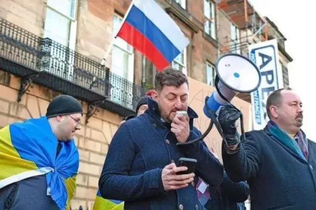 Кеммі Дей на проукраїнському мітингу. Фото: Edinburgh Live