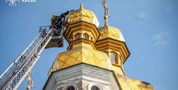 Рятувальники ДСНС знімали пошкоджений хрес задіявши автоколінчастий підіймач.