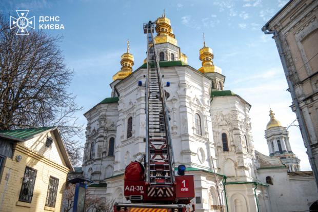 у Києво-Печерській лаврі упав хрест, Києво-Печерська лавра, ДСНС, демонтаж хреста