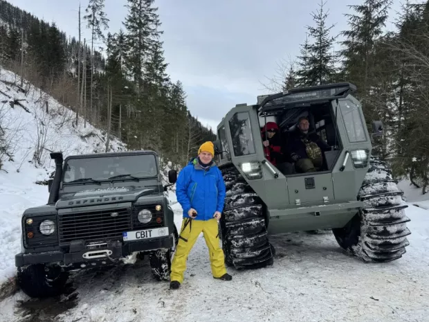 Команда "Світу навиворіт" з Дмитром Комаровим подорожувала Карпатами на джипах