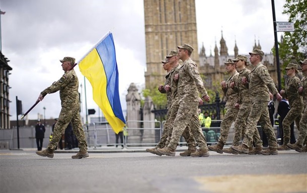 Українські воїни під оплески крокували на параді в Лондоні