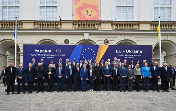 Європейські міністри відвідали Личаківське кладовище у Львові