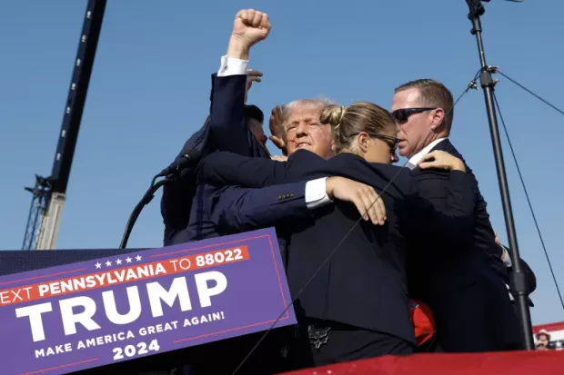 Момент після замаху на Дональда Трампа в Батлері  Фото: Getty